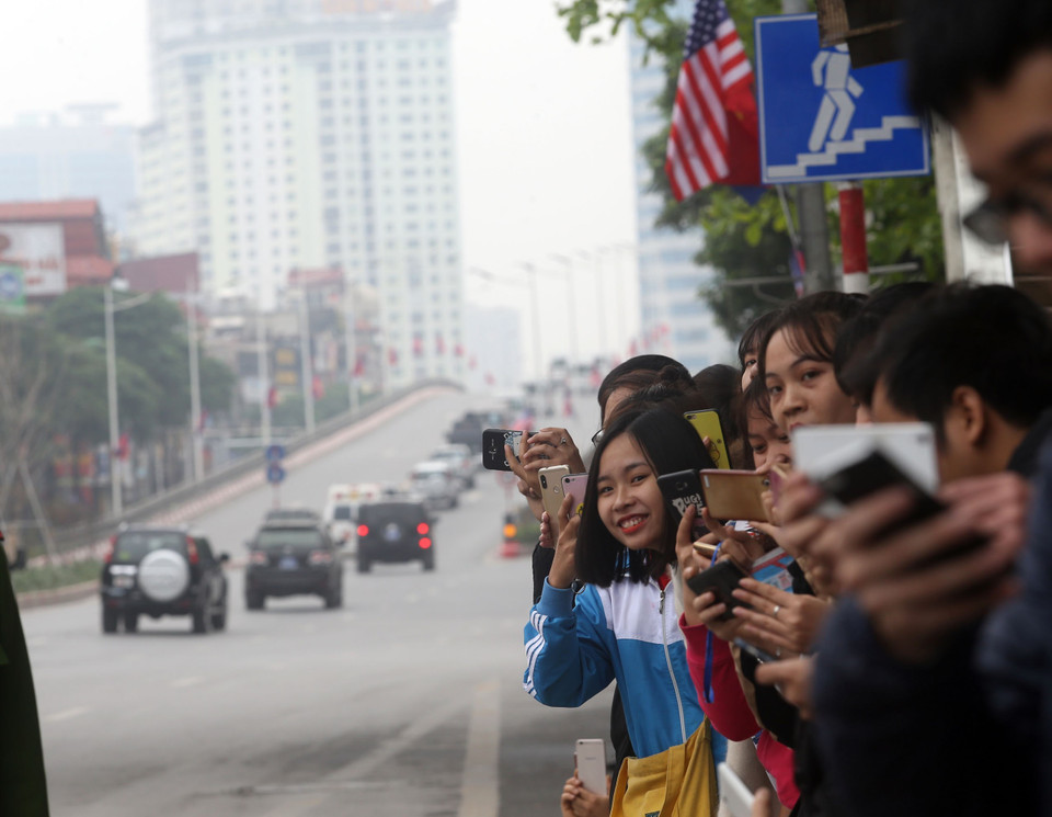 Người dân đứng trên phố Trần Duy Hưng đón đoàn xe của Tổng thống Mỹ Donald Trump đi qua. (Ảnh: Huy Hùng/TTXVN)