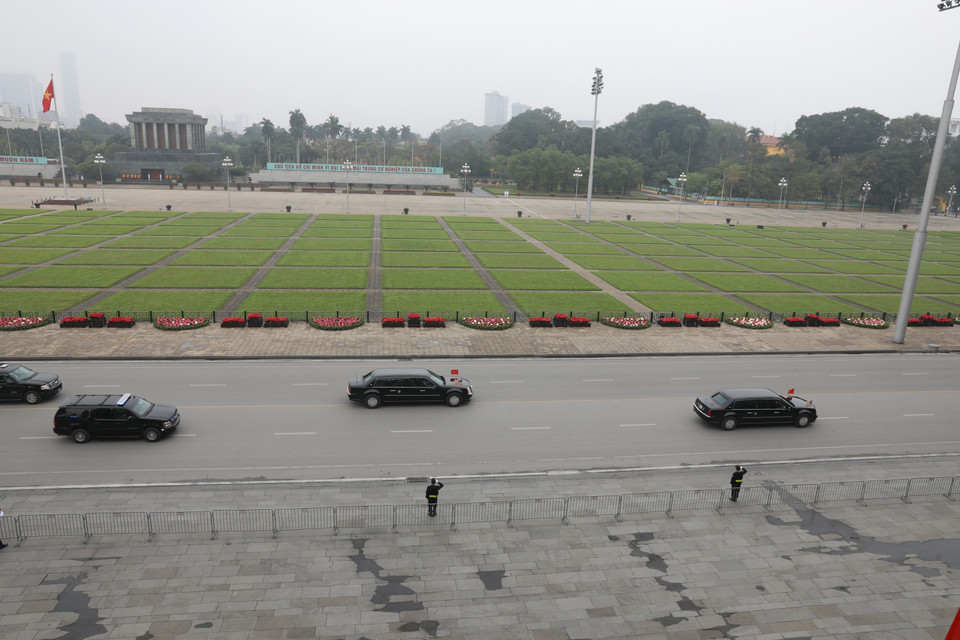 Đoàn xe của Tổng thống Mỹ Donald Trump di chuyển trên đường Độc Lập (Hà Nội). (Ảnh: Phương Hoa/TTXVN)