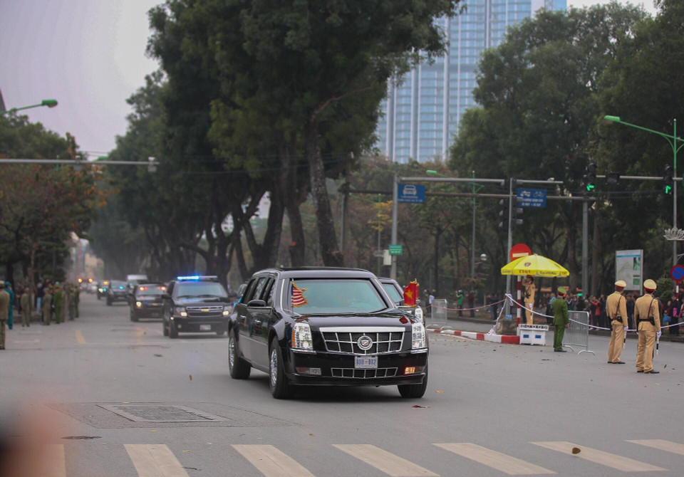 Đoàn xe của Tổng thống Mỹ Donald Trump di chuyển trên phố Kim Mã (Hà Nội). (Ảnh: Trọng Đạt/TTXVN)