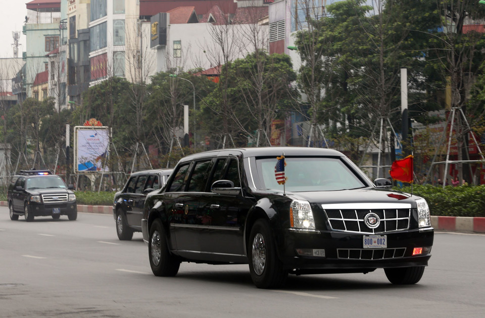 Chiếc xe The Beast chở Tổng thống Mỹ Donald Trump trên phố Trần Duy Hưng. (Ảnh: Huy Hùng/TTXVN)