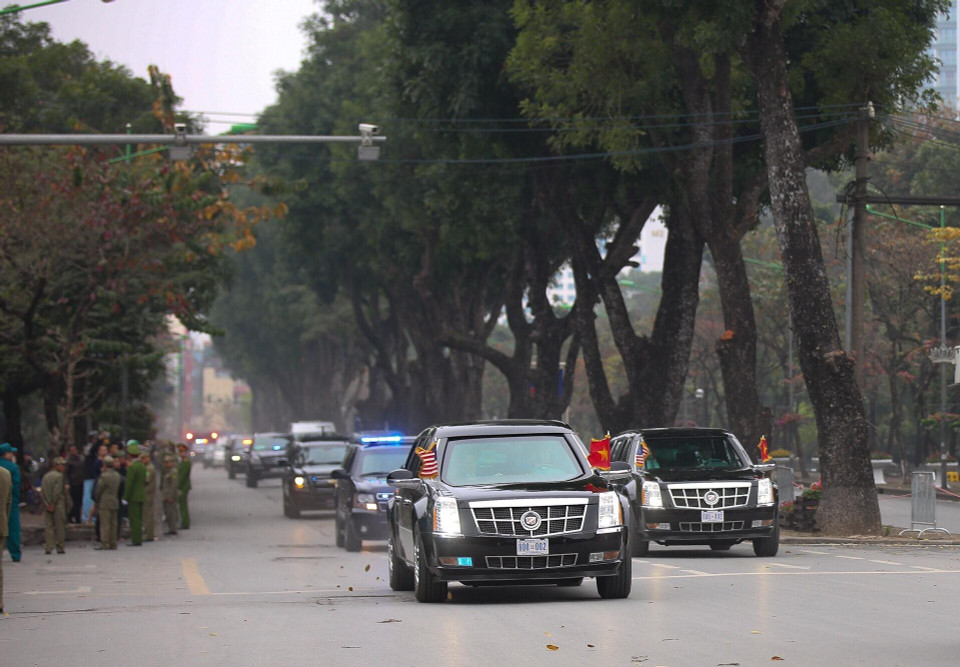 Đoàn xe của Tổng thống Mỹ Donald Trump di chuyển trên phố Kim Mã (Hà Nội). (Ảnh: Trọng Đạt/TTXVN)