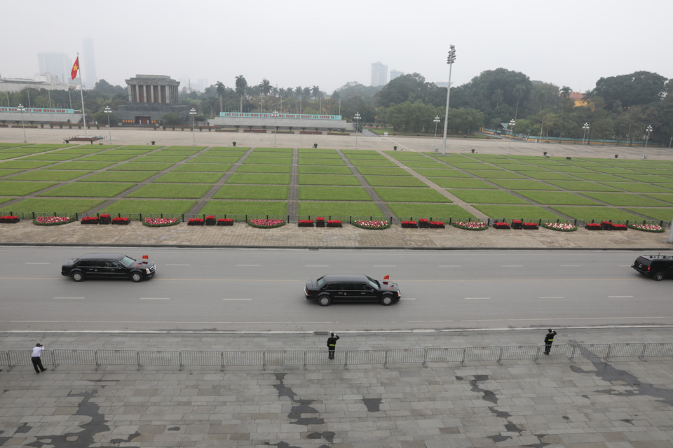 Đoàn xe của Tổng thống Mỹ Donald Trump di chuyển trên đường Độc Lập (Hà Nội). (Ảnh: Phương Hoa/TTXVN)