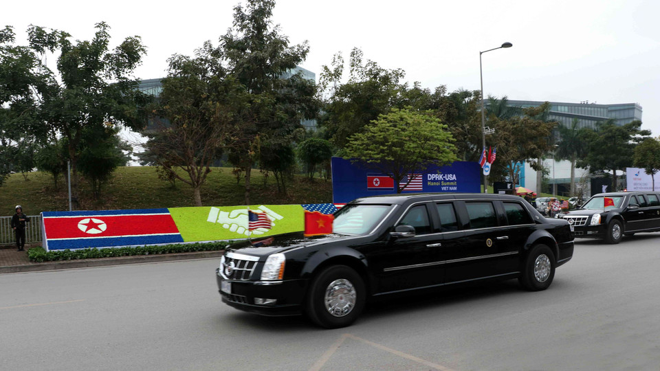 Đoàn xe của Tổng thống Mỹ Donald Trump rời khách sạn JW Marriott (Hà Nội). (Ảnh: Văn Điệp/TTXVN)