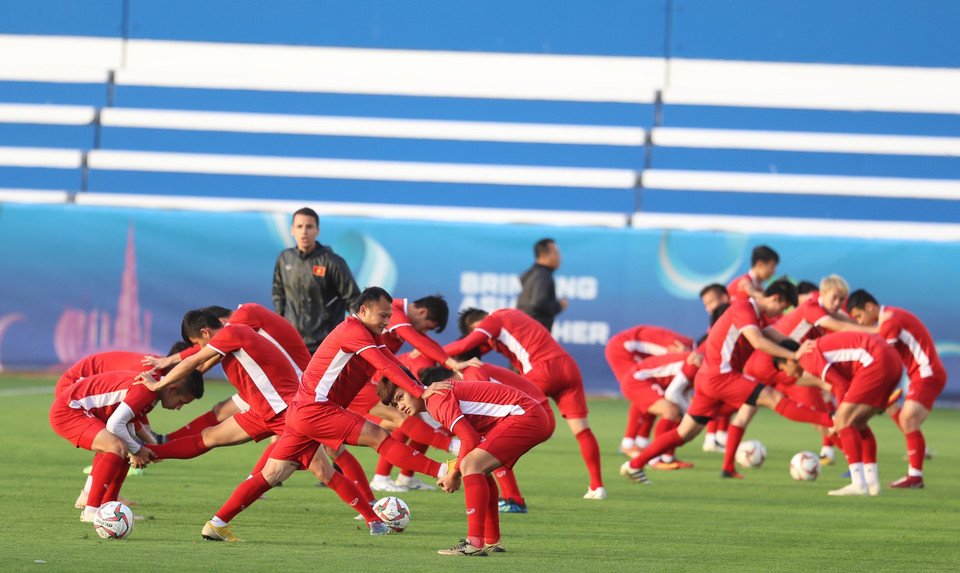 Các cầu thủ nỗ lực tập luyện. (Ảnh: Hoàng Linh/TTXVN)