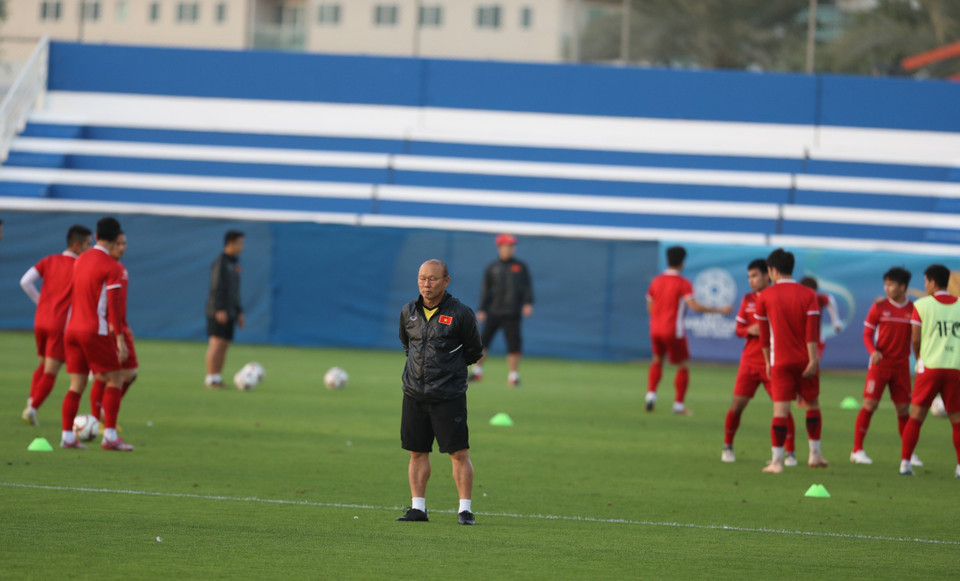 HLV Park Hang-seo theo dõi học trò trên sân. (Ảnh: Hoàng Linh/TTXVN)