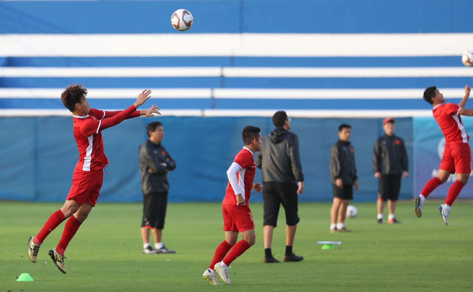 Ban huấn luyện theo dõi rất kỹ các cầu thủ tập luyện. (Ảnh: Hoàng Linh/TTXVN)