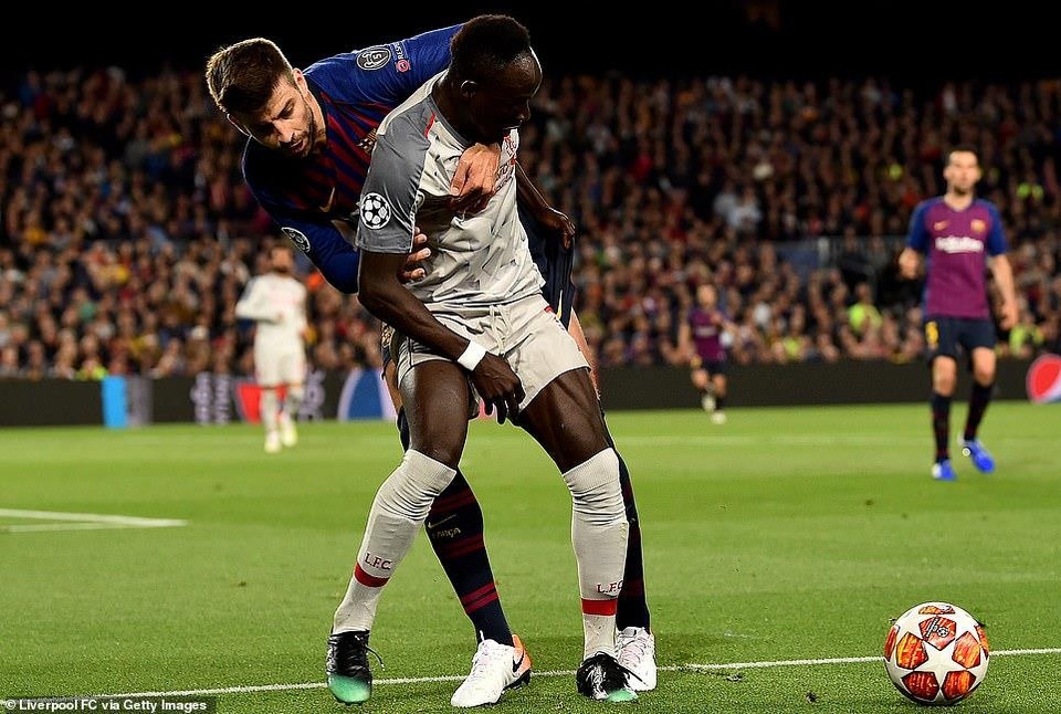 ...với những tình huống tranh chấp của cả hai đội.