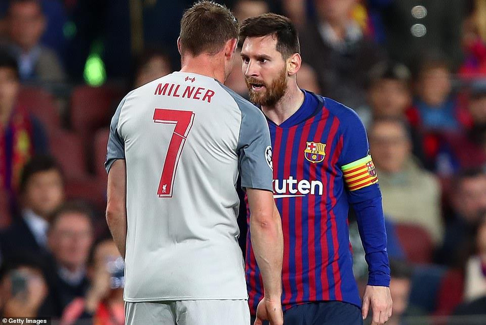 Trận 'đại chiến' tại Nou Camp đã trở nên nóng ngay sau tiếng còi khai cuộc...