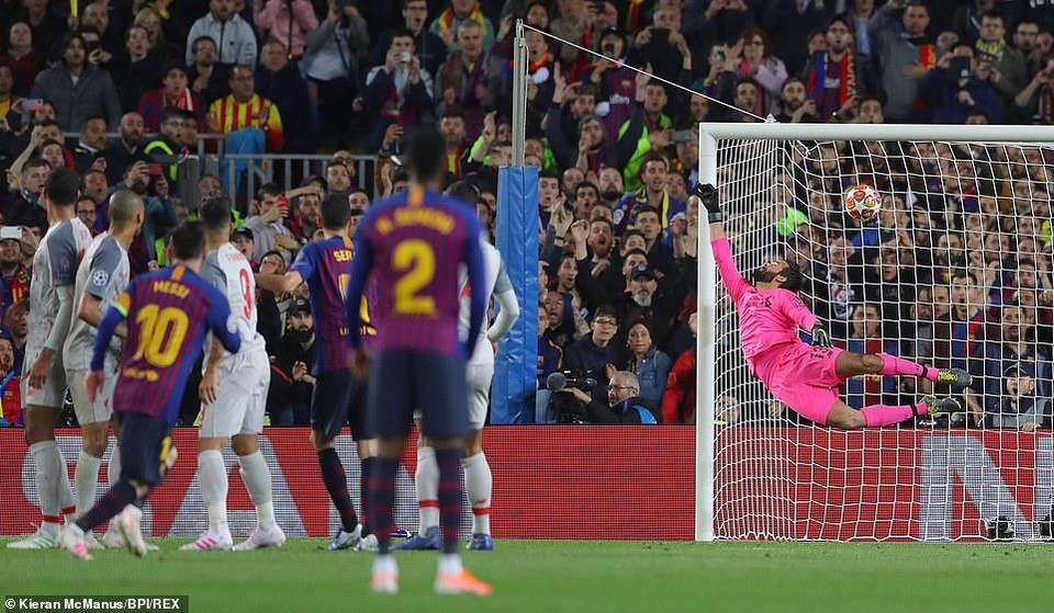 ...với siêu phẩm từ chấm đá phạt, ấn định tỷ số 3-0 cho Barcelona và đây cũng là bàn thắng thứ 600 của anh cho đội bóng này.