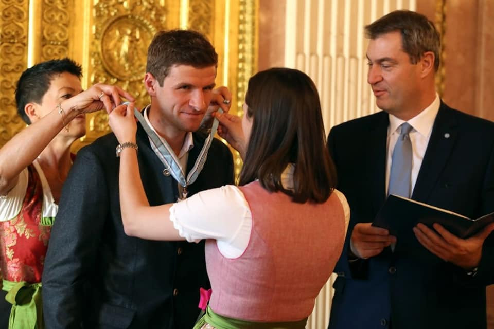 Thomas Mueller vừa được bang Bayern trao tặng huân chương.