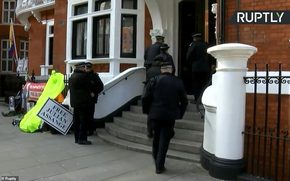 Sau 7 năm tị nạn trong Đại sứ quán Ecuador, nhà sáng lập WikiLeaks Julian Assange đã bị cảnh sát bắt giữ và sẽ sớm đối diện công lý tại Anh. 