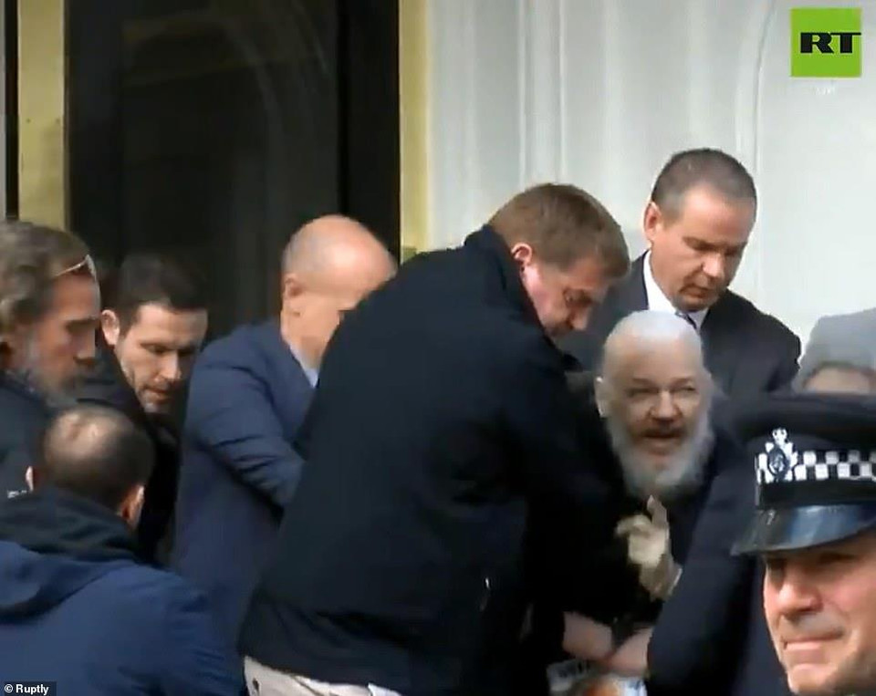 Ông Julian Assange bị dẫn giải ra khỏi Đại sứ quán Ecuador tại London.