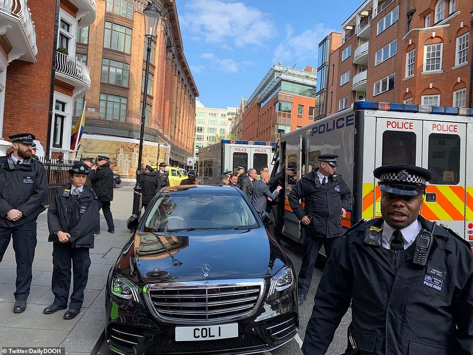 Lực lượng cảnh sát Anh bảo vệ nghiêm ngặt khu vực diễn ra vụ bắt ông Julian Assange.