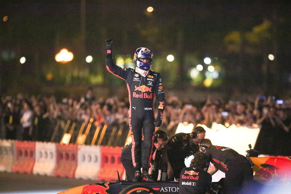 Tay đua F1 nổi tiếng thế giới David Coulthard chào khán giả sau khi đã có màn trình diễn mãn nhãn khán giả Thủ đô. (Ảnh: Trọng Đạt/TTXVN)