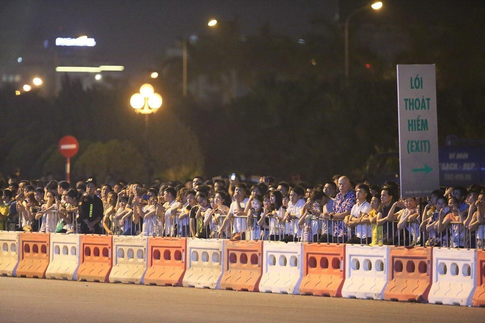 Hàng nghìn người hâm mộ thể thao tốc độ và người dân Thủ đô đến chiêm ngưỡng hai chiếc xe F1 nổi tiếng thế giới trình diễn. (Ảnh: Trọng Đạt/TTXVN)