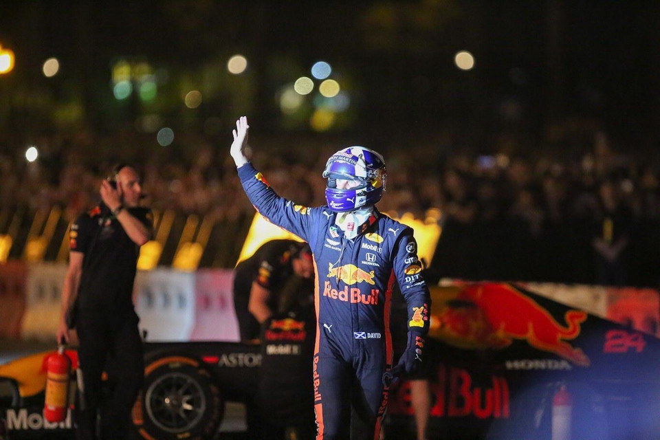 Tay đua F1 nổi tiếng thế giới David Coulthard giơ tay chào khán giả. (Ảnh: Trọng Đạt/TTXVN)