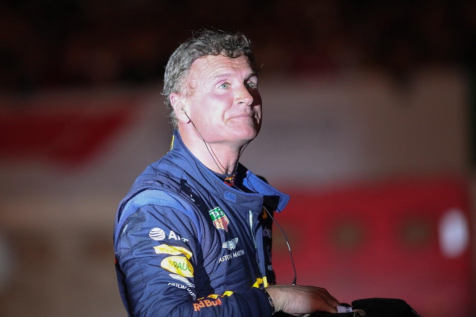 Tay đua F1 nổi tiếng thế giới David Coulthard sau màn trình diễn mãn nhãn khán giả Thủ đô. (Ảnh: Trọng Đạt/TTXVN)