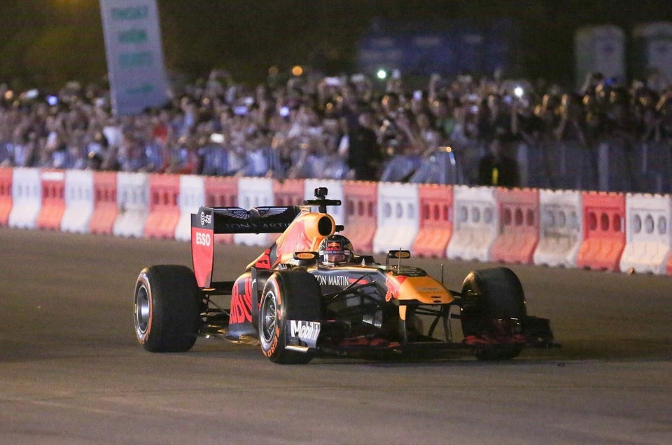 Hai chiếc F1 gầm rít trên phố Lê Quang Đạo khởi động cho sự kiện F1 Việt Nam Grand Prix sẽ diễn ra vào năm 2020. (Ảnh: Trọng Đạt/TTXVN)