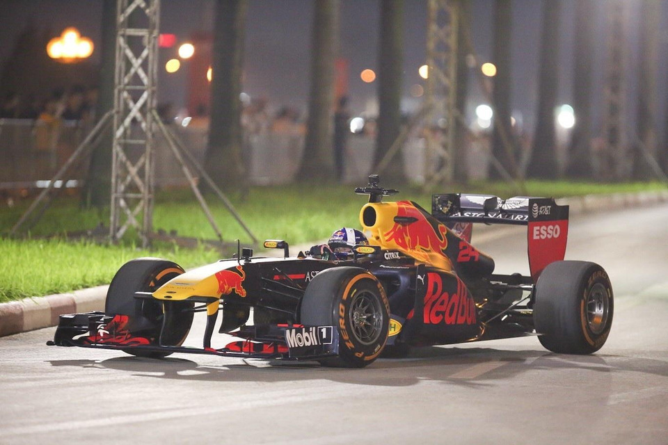 Cận cảnh chiếc xe F1 lăn bánh trên đường phố Lê Quang Đạo, nơi được chọn là địa điểm diễn ra giải đua xe công thức 1 vào năm 2020. (Ảnh: Trọng Đạt/TTXVN)