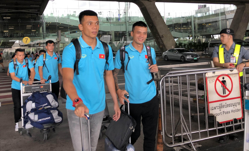 Các cầu thủ Đội tuyển bóng đá quốc gia Việt Nam rời sân bay quốc tế Suvarbhumi để lên xe về khách sạn Novotel Impact. (Ảnh: Ngọc Quang/TTXVN)
