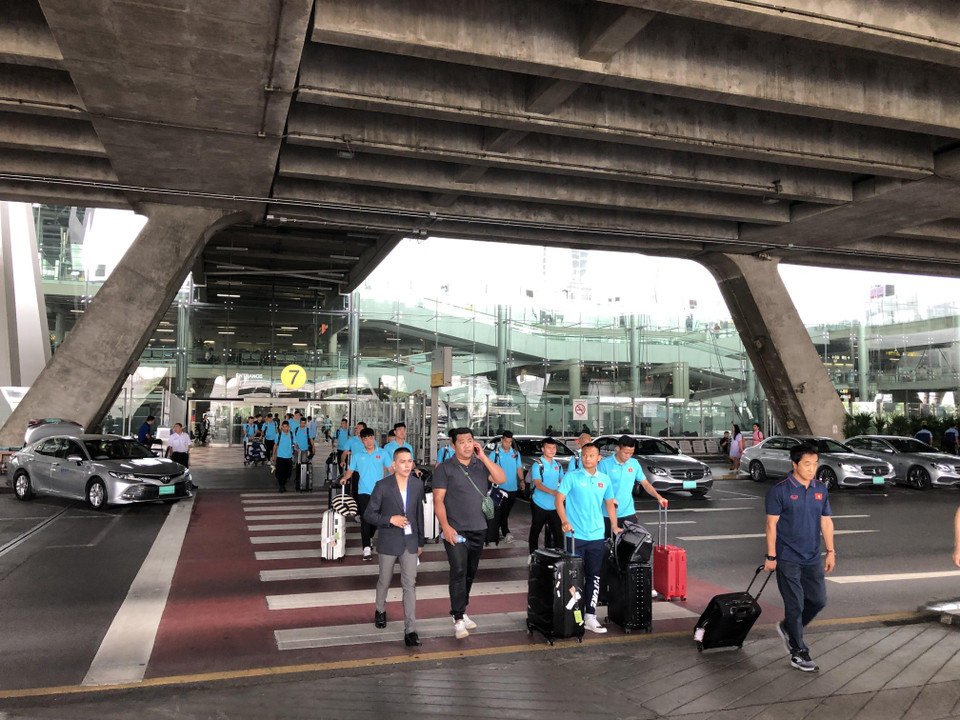 Sau chặng bay, các thành viên ban huấn luyện và các tuyển thủ đều mạnh khỏe. (Ảnh: Ngọc Quang/TTXVN)