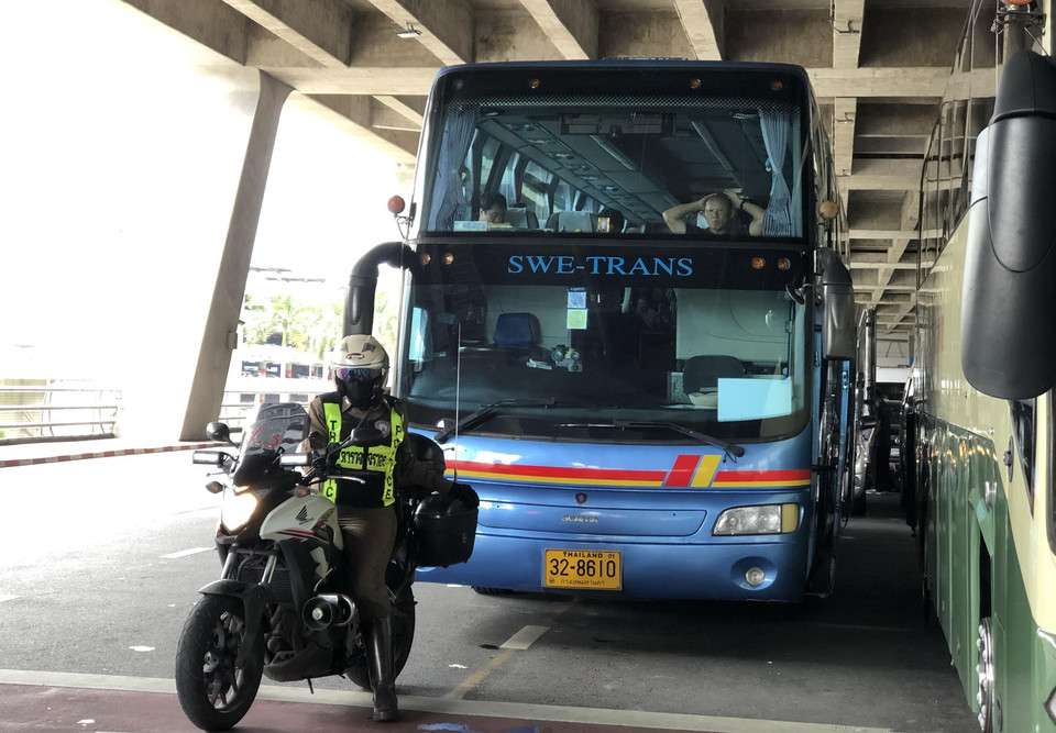 Cảnh sát hộ tống xe chở đội tuyển Việt Nam về khách sạn Novotel Impact. (Ảnh: Ngọc Quang/TTXVN)