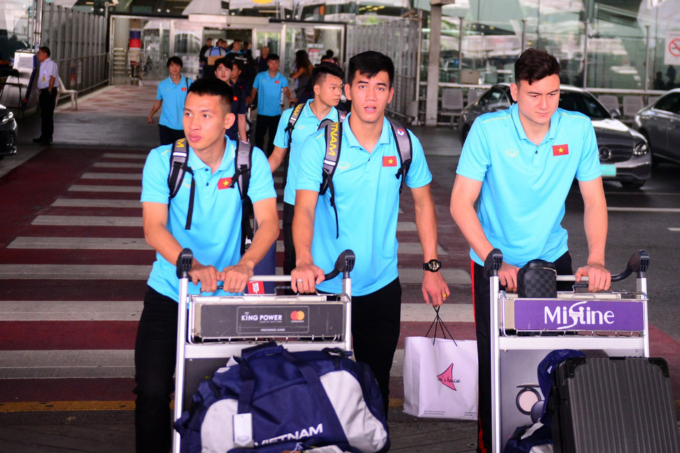 Văn Lâm (phải) hiện đang thi đấu tại Thai-League trong màu áo Muangthong United. ((Ảnh: Ngọc Quang/TTXVN)