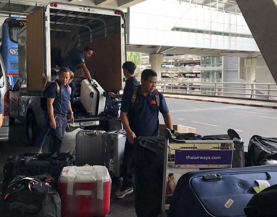 Các thành viên trong Ban luấn luyện đưa hành lý lên xe tải. (Ảnh: Ngọc Quang/TTXVN)