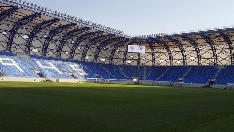 Sân Al-Maktoum (Dubai), có sức chứa 15.000 chỗ ngồi.