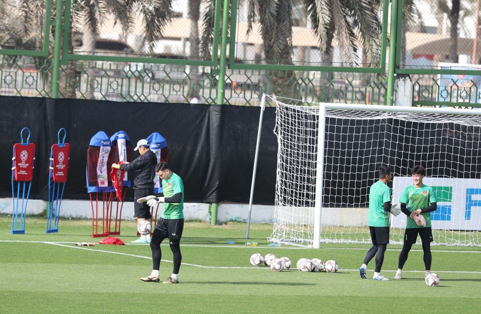Ba thủ môn của đội tuyển Việt Nam tập trên sân Sultan Bin Zayed Nahyan. (Ảnh: Hoàng Linh/TTXVN)