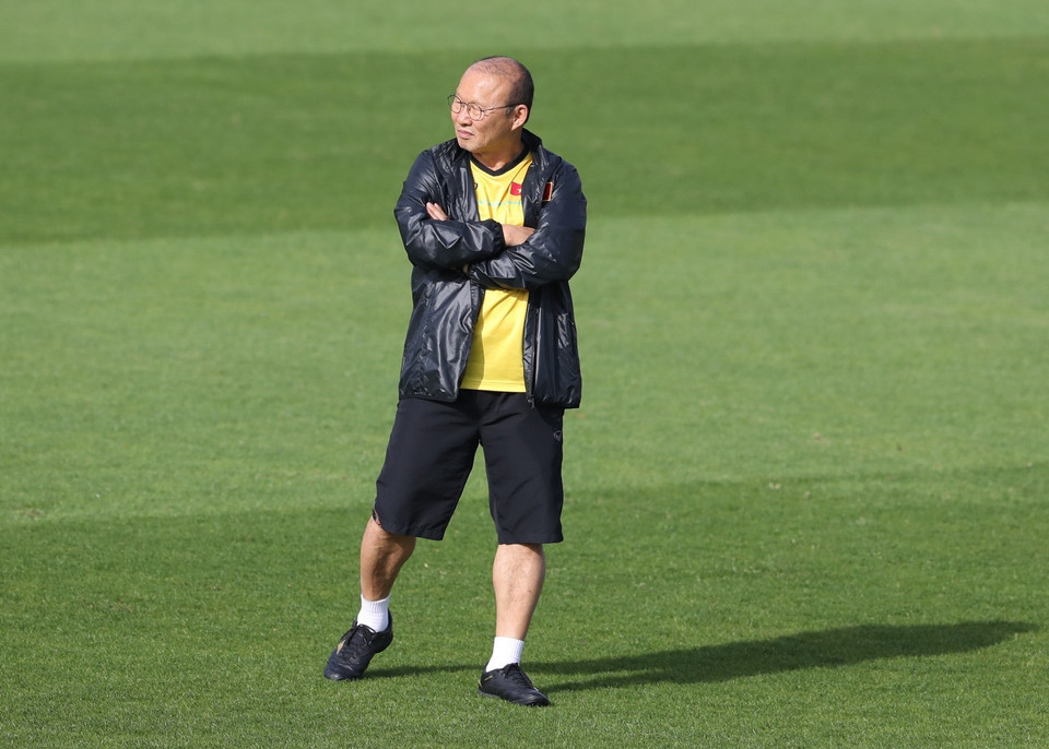 Huấn luyện viên park Hang-seo chăm chú theo dõi học trò tập luyện. (Ảnh: Hoàng Linh/TTXVN)