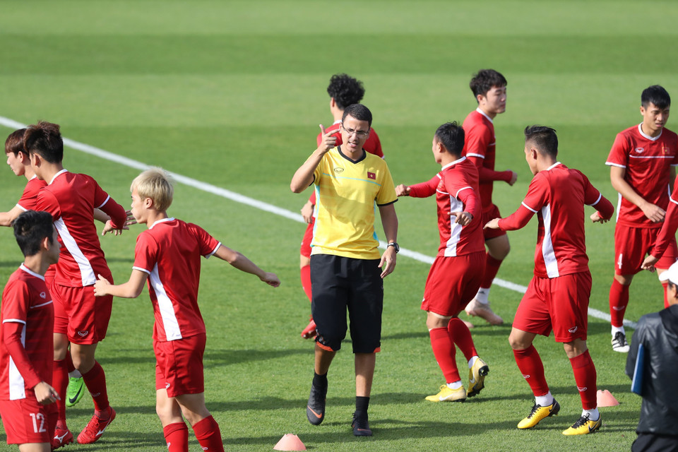 Các tuyển thủ Việt Nam với các bài tập tăng cường sức bật. (Ảnh: Hoàng Linh/TTXVN)