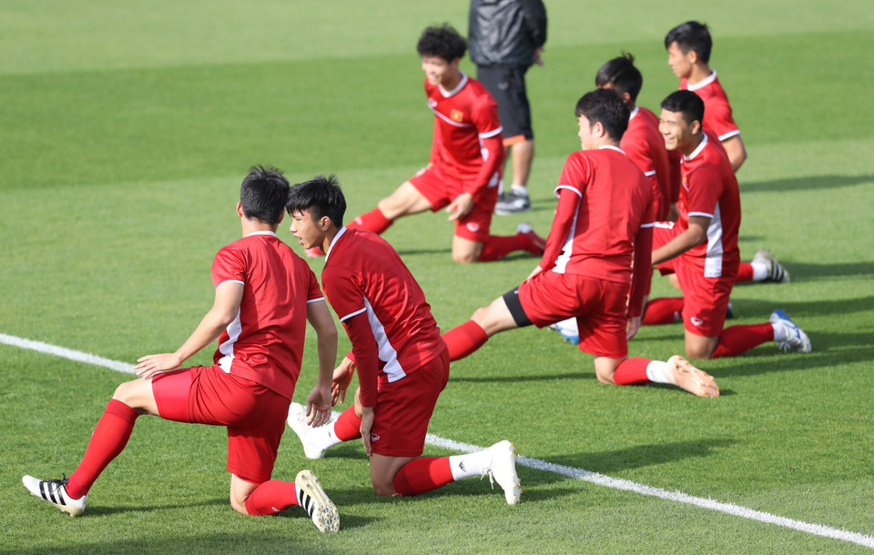 Các cầu thủ vừa tập luyện vừa trao đổi. (Ảnh: Hoàng Linh/TTXVN)