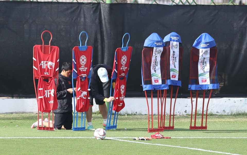 HLV thủ môn Nguyễn Đức Cảnh chuẩn bị cho bài tập sút hàng rào. (Ảnh: Hoàng Linh/TTXVN)