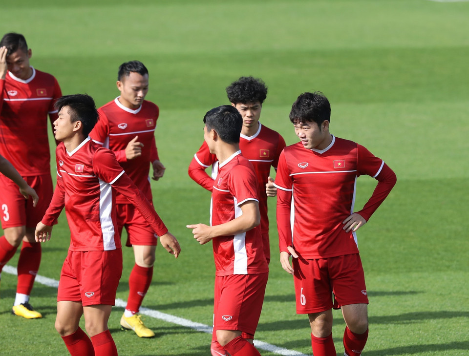 Các tuyển thủ Việt Nam khởi động và tập nhẹ trên sân Sultan Bin Zayed Nahyan. (Ảnh: Hoàng Linh/TTXVN)