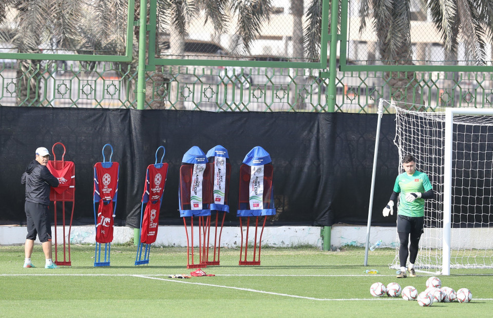 Bài tập sút phạt hàng rào (Ảnh: Hoàng Linh/TTXVN)