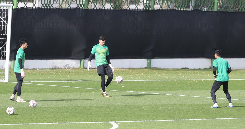 Ba thủ môn cùng tập phối hợp (Ảnh: Hoàng Linh - TTXVN)