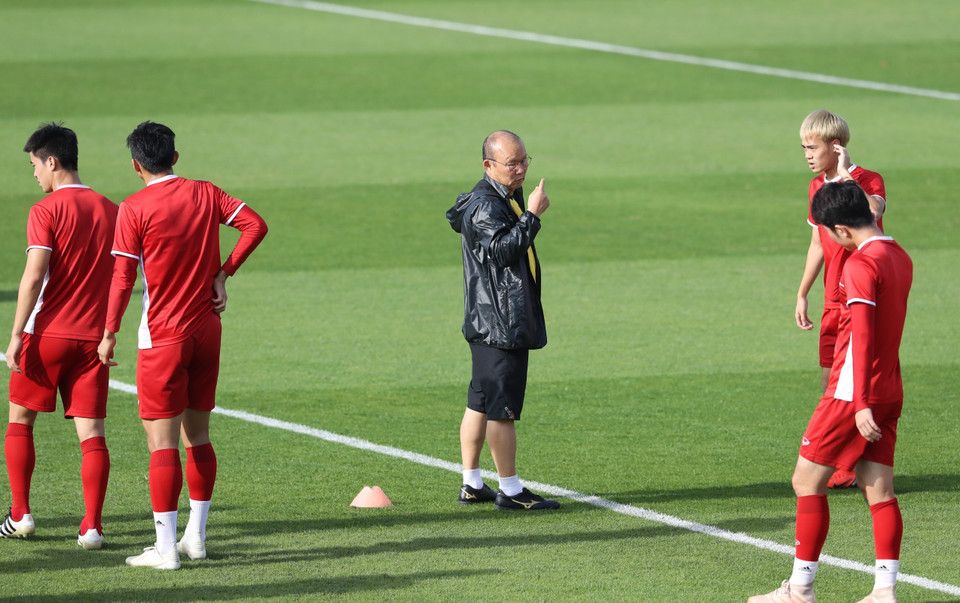 Huấn luyện viên Park Hang-seo chỉ bảo các học trò tại buổi tập. (Ảnh: Hoàng Linh/TTXVN)