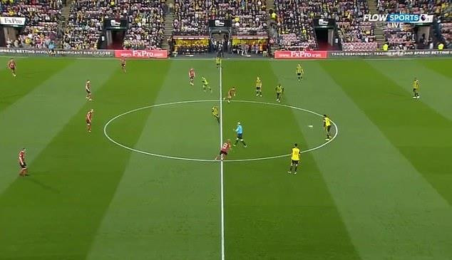 Ngay sau đó, Shane Long đã có pha áp sát rất nhanh và quyết liệt khiến Craig Cathcart phải phá bóng.