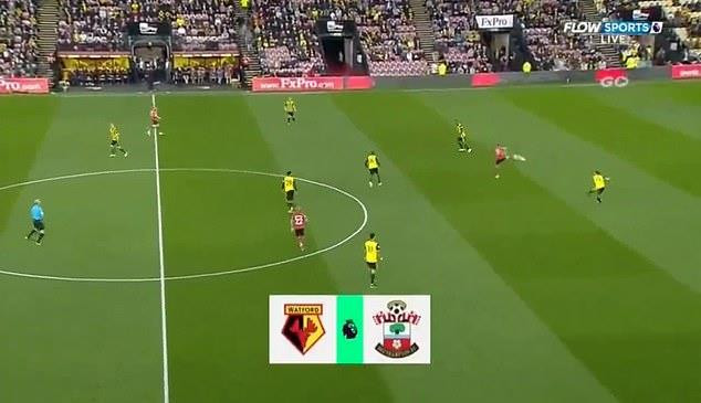 Cầu thủ của Watford lóng ngóng phá bóng vào chân Shane Long.