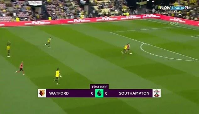  ...tạo điều kiện cho chân sút của Southampton băng vào cướp bóng...