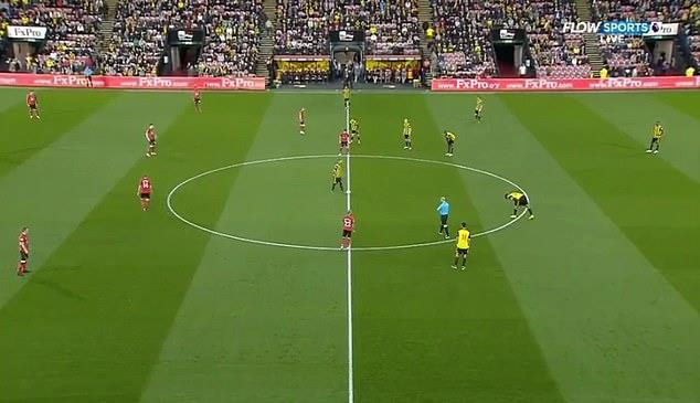 Trong trận hòa 1-1 giữa Watford và Southampton, cầu thủ đội chủ nhà là đội bóng giao bóng trước...