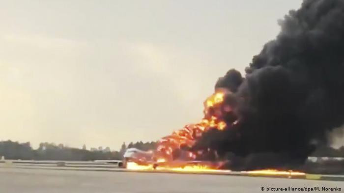 Những hình ảnh ghi lại cho thấy,chiếc Sukhoi Superjet 100 đã rung lắc khi hạ cánh, bật bánh trên đường băng...