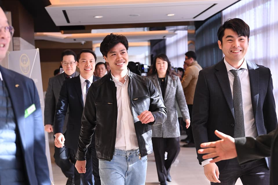 Công Phượng vui vẻ khi đến buổi họp báo ra mắt. (Nguồn: incheonutd.com)