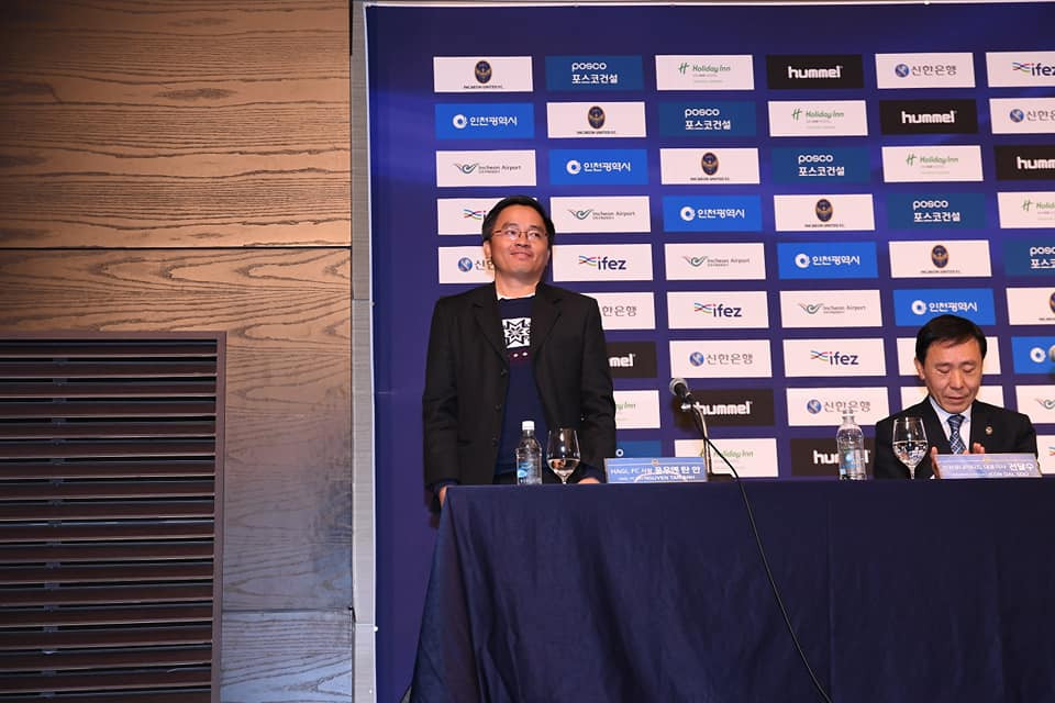 Trưởng đoàn kiêm Giám đốc điều hành Hoàng Anh Gia Lai Nguyễn Tấn Anh đại diện cho đội bóng chủ quản dự lễ ra mắt. (Nguồn: incheonutd.com)