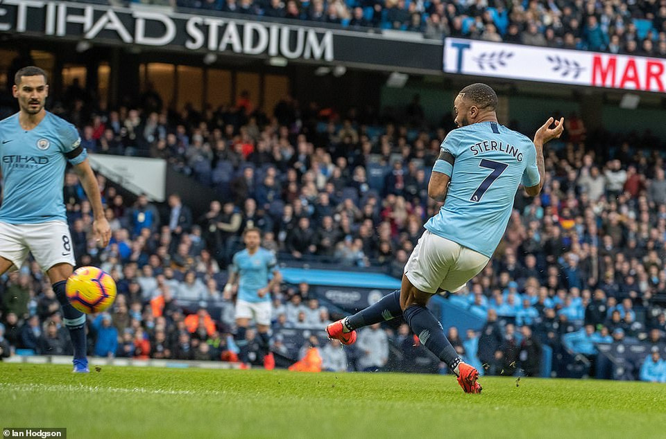 Ngay phút thứ tư, Raheem Sterling đã khiến Chelsea phải nhận 'gáo nước lạnh."