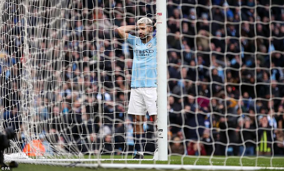 Sergio Aguero sau đó cũng đã bỏ lỡ cơ hội ngon ăn khi anh dứt điểm ra ngoài khi mà khung thành đã bỏ trống...