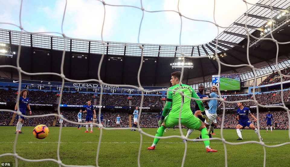 Chỉ đúng 6 phút sau, Aguero tiếp tục tận dụng sai lầm của hàng thủ Chelsea...