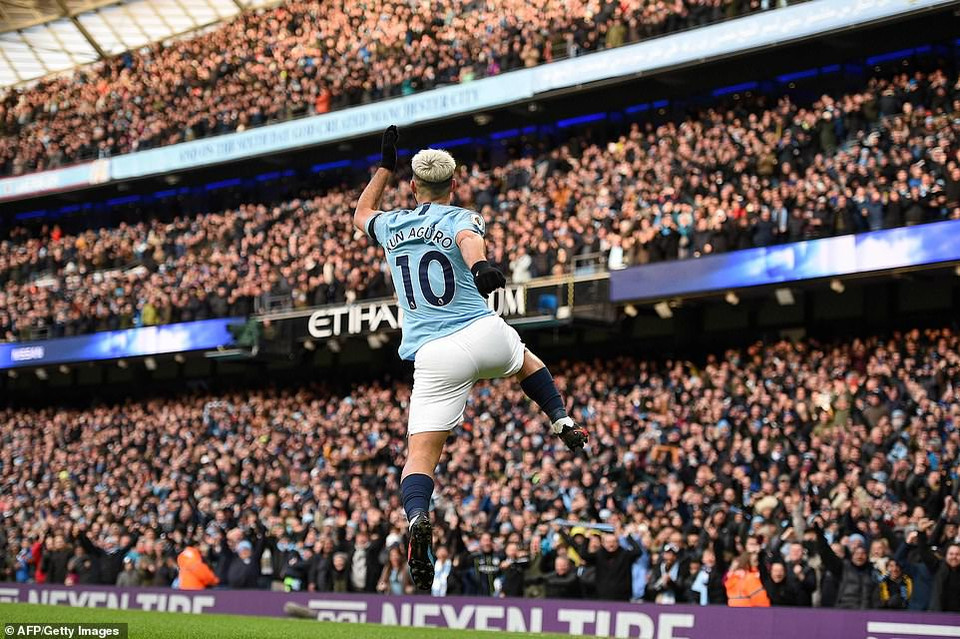 Sergio Aguero tiếp tục tỏa sáng với một hat-trick.