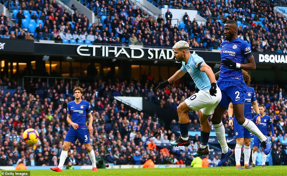 ...để nâng tỷ số lên 3-0 cho đội chủ nhà.